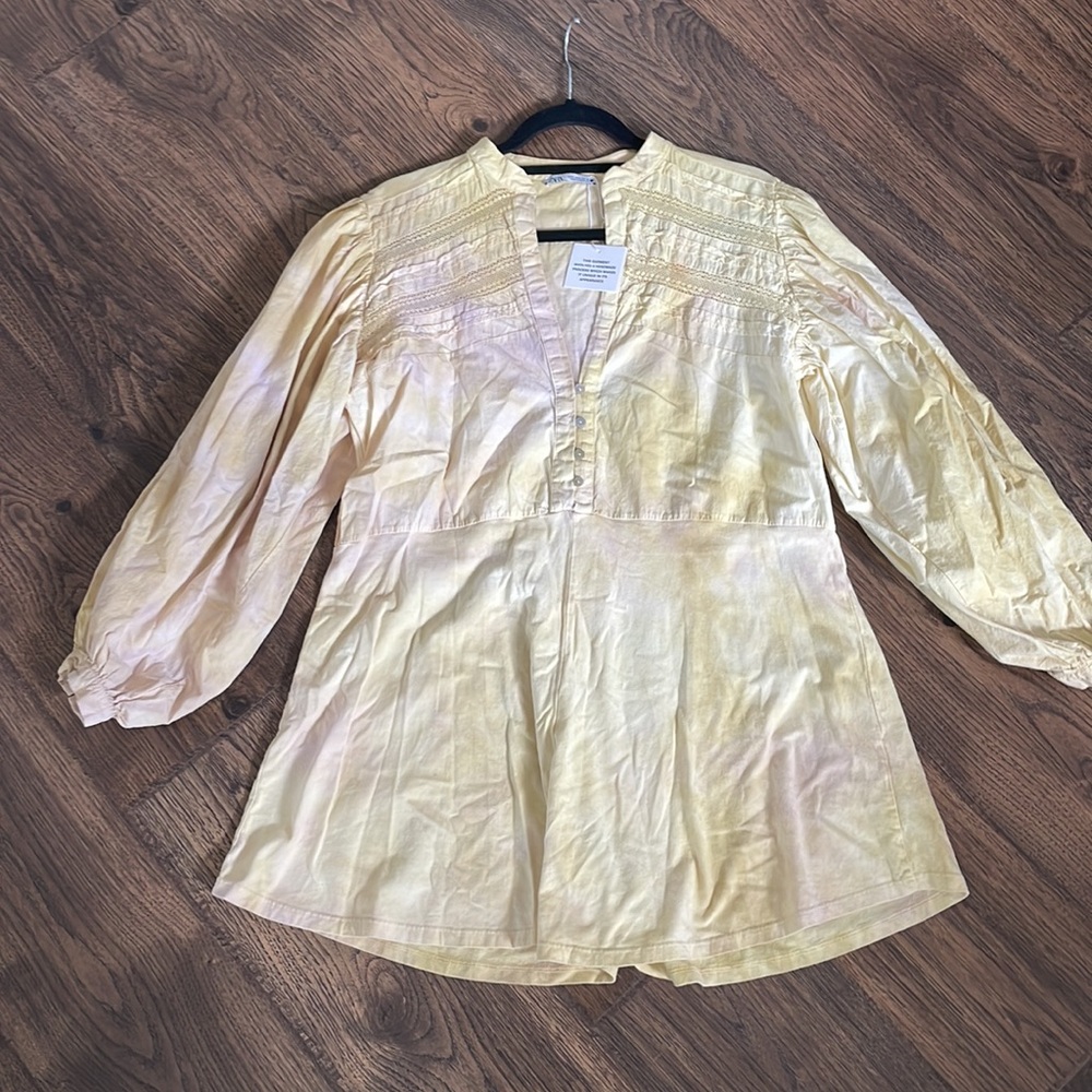 Zara Women's Golden yellow romper w lace detailing, abalone style buttons Small.